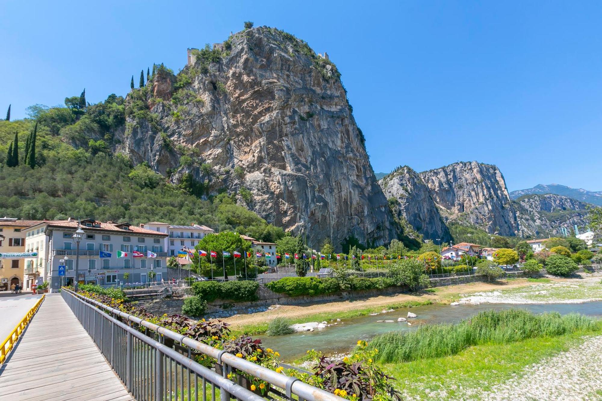 The Rock View - Happy Arco